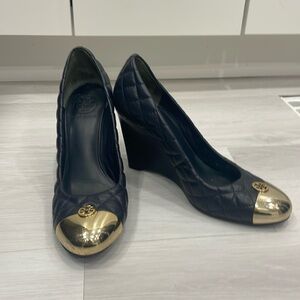 Tory Burch Kaitlyn Navy and Gold Quilted Wedge Heels Size 9M